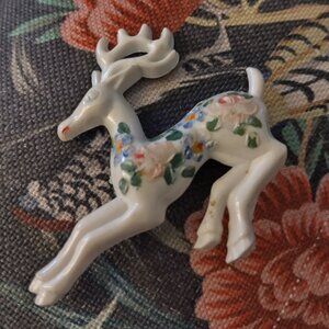 HAND PAINTED RAINDEER BROOTCHx